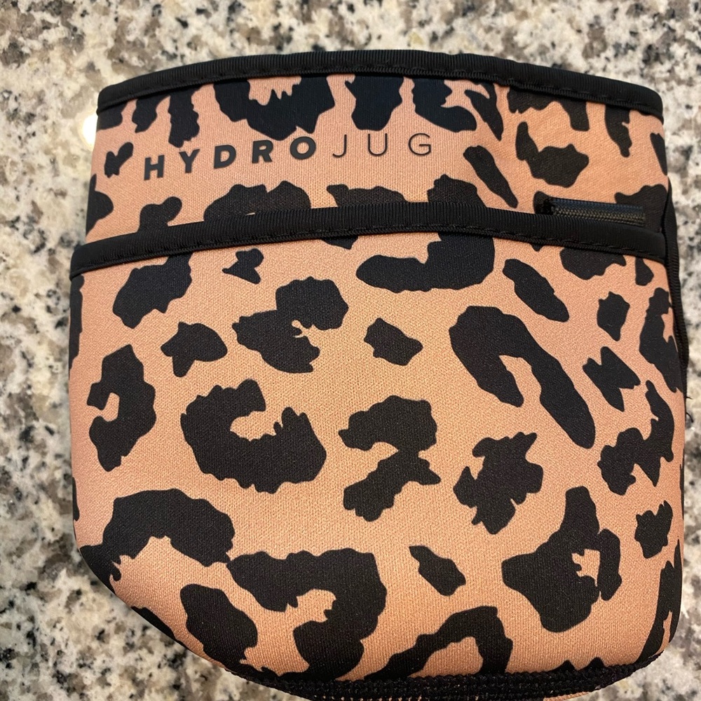 🖤NWT (Savannah Leopard) HydroJug Mini Insulated Sleeve with strap🖤